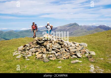 Zwei Wanderfrauen wandern auf dem Berg Moel Hebog in den Bergen des Snowdonia National Park. Beddgelert, Gwynedd, Wales, Großbritannien Stockfoto