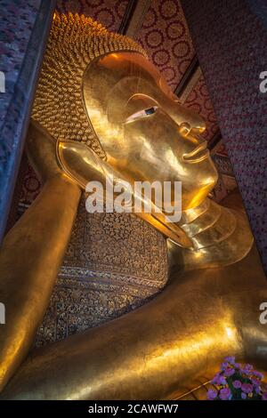 Liegender Buddha am Wat Pho Tempel in Bangkok, Thailand. Stockfoto