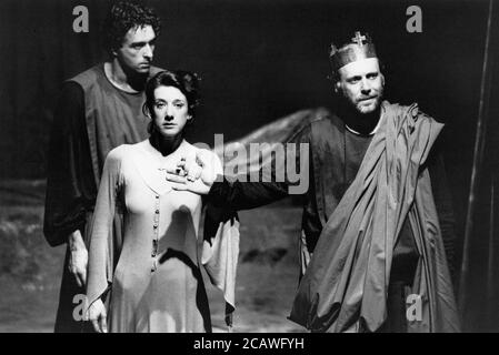 MORTE D'ARTHUR von Sir Thomas Malory Dramatisiert und inszeniert von David Freeman Komponist: Nigel Osborne Gestaltung: David Roger Beleuchtung: Michael Calf Teil ii - l-r: Jacques Bourgaux (Launcelot), Robert Swann (King Arthur), Katharine Rogers (Guenever) St Paul's Church, Hammersmith, London W6 / A Lyric Theatre Hammersmith Production 31/07/1990 (c) Donald Cooper Stockfoto