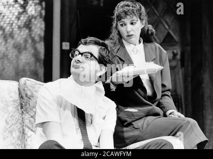 DER NERD von Larry Shue Design: Roger Glossop Beleuchtung: John B Regie lesen: Mike Ockrent Rowan Atkinson (Rick Steadman), Mary Maddox (Tansy) Aldwych Theater, London WC2 03/10/1984 (c) Donald Cooper Stockfoto