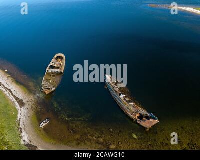 Luftaufnahme von verlassenen und verlassenen rostigen alten Schiffen in der Nähe von einsamen Insel im Arktischen Ozean. Russland. Weißes Meer Stockfoto