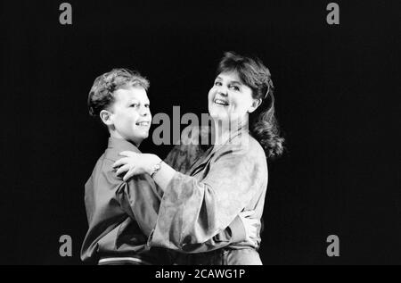 SHADES by Sharman Macdonald Design: Christopher Morley Beleuchtung: Brian Harris Choreographie: Quinny Sacks Regie: Simon Callow Matthew Steer (Alan), Pauline Collins (Pearl) Albery Theatre, London WC2 23/07/1992 (c) Donald Cooper Stockfoto