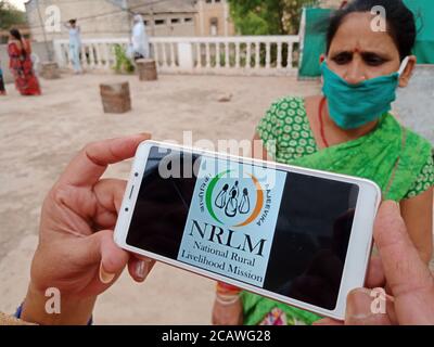 Distrikt Katni, Madhya Pradesh, Indien - 23. Mai 2020: NRLM nationalen ländlichen Lebensunterhalt Mission Regierung Schema auf Smartphone-Bildschirm von Hand angezeigt Stockfoto