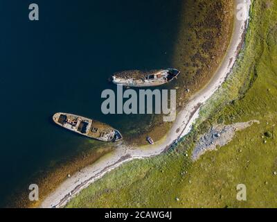 Luftaufnahme von verlassenen und verlassenen rostigen alten Schiffen in der Nähe von einsamen Insel im Arktischen Ozean. Russland. Weißes Meer Stockfoto