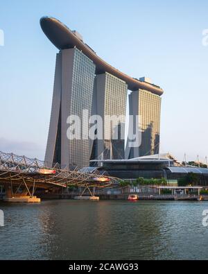 Singapur - 09. November 2020: Singapur ikonische Skyline, mit dem Sands Resort, dem ArtScience Museum, dem Central Business District. Stockfoto