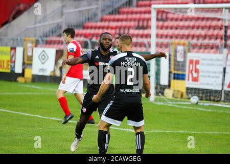 JAMES AKINTUNDE (Derry City FC) Mit COLM HORGAN (Derry City FC) sein Ziel feiern Nachdem er Derry während der Flugpausennacht am Montag auf 50' vorgesetzt hatte Stockfoto