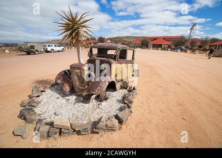 FISH RIVER CANYON, NAMIBIA - 01. SEPTEMBER 2015: Oldtimer vor dem Lodge Canyon Roadhouse, Fish River Canyon, Namibia Stockfoto