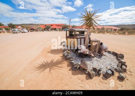 FISH RIVER CANYON, NAMIBIA - 01. SEPTEMBER 2015: Oldtimer vor dem Lodge Canyon Roadhouse, Fish River Canyon, Namibia Stockfoto