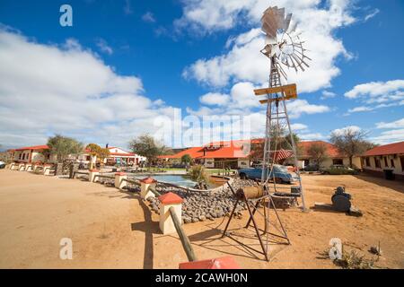 FISH RIVER CANYON, NAMIBIA - 01. SEPTEMBER 2015: Oldtimer vor dem Lodge Canyon Roadhouse, Fish River Canyon, Namibia Stockfoto