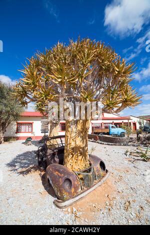 FISH RIVER CANYON, NAMIBIA - 01. SEPTEMBER 2015: Oldtimer vor dem Lodge Canyon Roadhouse, Fish River Canyon, Namibia Stockfoto