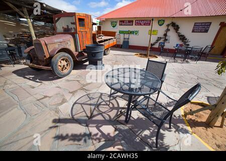 FISH RIVER CANYON, NAMIBIA - September 01, 2015: Vintage Truck vor der Lodge Canyon Roadhouse, Fish River Canyon, Namibia Stockfoto