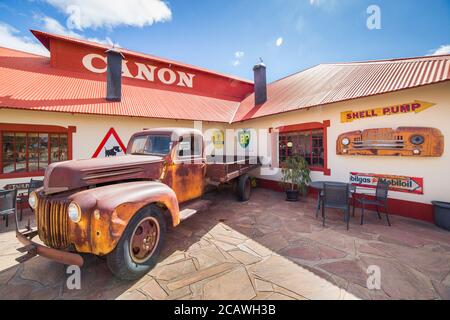 FISH RIVER CANYON, NAMIBIA - September 01, 2015: Vintage Truck vor der Lodge Canyon Roadhouse, Fish River Canyon, Namibia Stockfoto