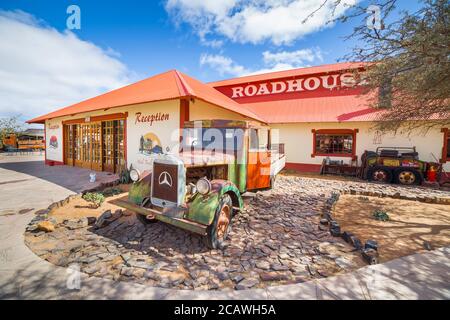 FISH RIVER CANYON, NAMIBIA - September 01, 2015: Vintage Truck vor der Lodge Canyon Roadhouse, Fish River Canyon, Namibia Stockfoto