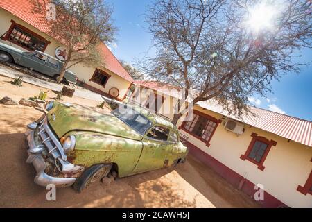 FISH RIVER CANYON, NAMIBIA - 01. SEPTEMBER 2015: Oldtimer vor dem Lodge Canyon Roadhouse, Fish River Canyon, Namibia Stockfoto