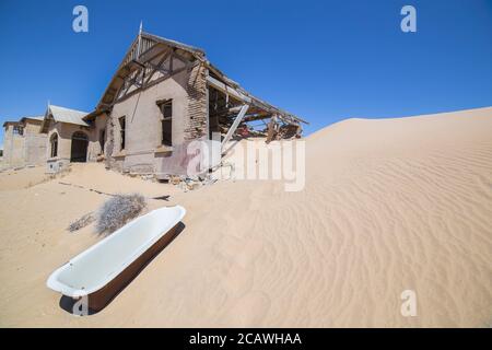 Verlassene Häuser in der Geisterstadt Kolmanskop, in der Nähe von Luderitz, Namibia Stockfoto