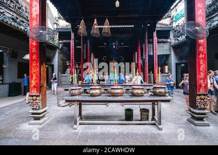 BA Thien Hau Pagode mit Steinräucherbrennern und gewidmet Tempeldiener im Hintergrund Stockfoto