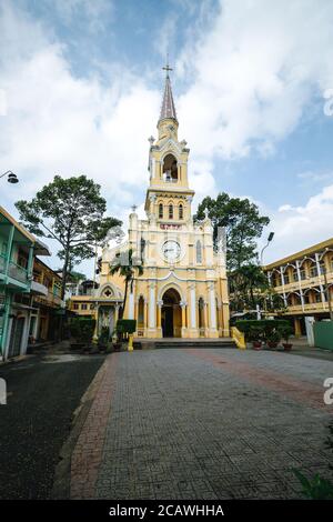 Low-Angle-Aufnahme der St. Francis Xavier Kirche in Ho Chi Minh City, Vietnam Stockfoto