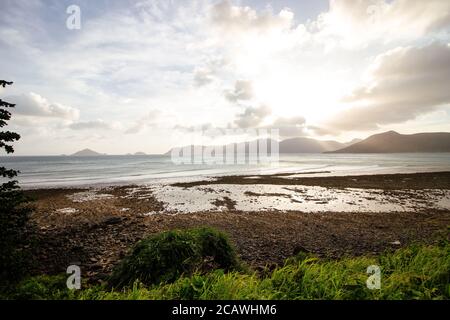 Schöne Aussicht auf felsige Küste mit Pflanzen in Con Dao, Vietnam Stockfoto