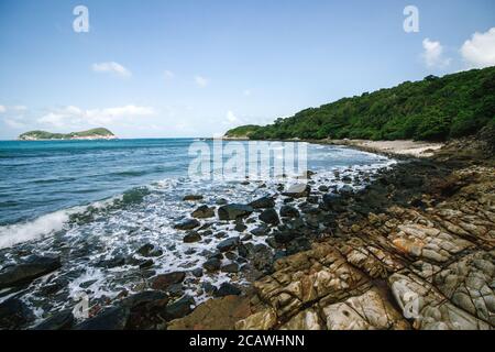 Schöne Aussicht auf felsige Küste in Con Dao, Vietnam Stockfoto