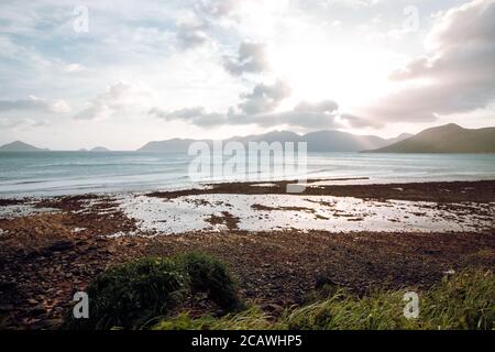 Schöne Aussicht auf felsige Küste mit Pflanzen in Con Dao, Vietnam Stockfoto