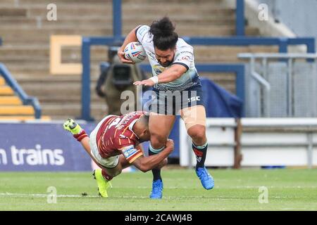 Konrad Hurrell (4) von Leeds Rhinos wird von Jordan Turner (4) von Huddersfield Giants angegangen Stockfoto