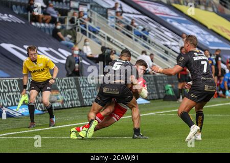 Tommy Makinson (2) von St. Helens wird von Fouad Yaha (5) von Catalans Dragons in Angriff genommen Stockfoto