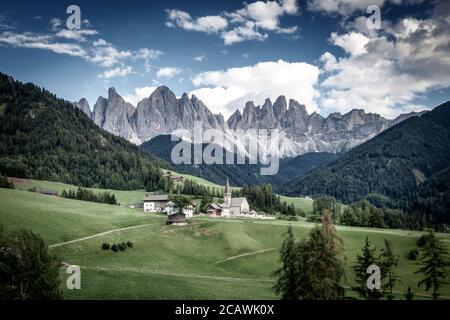 Panorama von Santa Maddalena Dorf und Kirche vor Odles Gruppe - Geislergruppe und Seceda Berg, Funes Tal, Dolomiten, Trentino Süd Ty Stockfoto