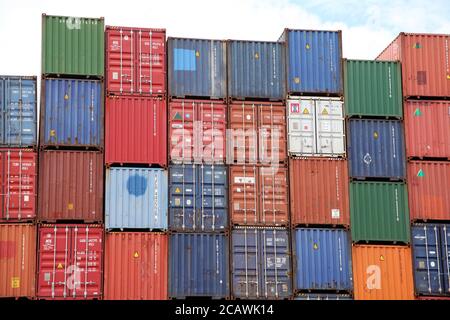 Southampton Port Shipping Containers Stacked, Dock Gate 10, Southern Road, Southampton, England, UK, August 2020 Stockfoto