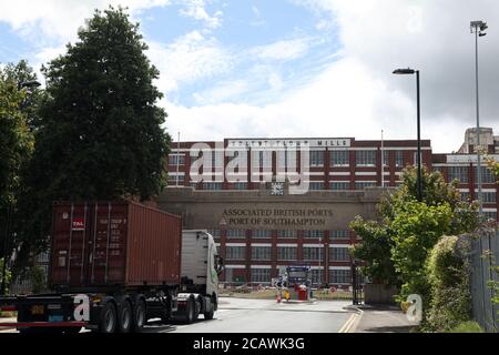 Ein LKW fährt nach Solent Flour Mills, Associated British Ports, Port of Southampton, Dock Gate 10, Southampton, England, UK, August 2020 Stockfoto