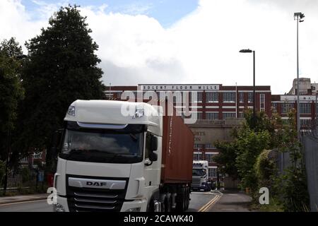 Ein LKW verlässt Solent Flour Mills, Associated British Ports, Port of Southampton, Dock Gate 10, Southampton, England, UK, August 2020 Stockfoto