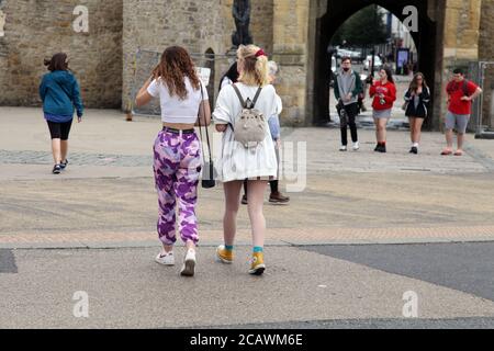 Studenten durchstreifen Bargate Quarter, High Street, Southampton, England, Großbritannien, August 2020 Stockfoto