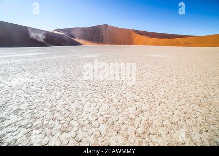 Deadvlei oder Dead Vlei, eine weiße Tonpfanne in der Nähe der bekannteren Salzpfanne von Sossusvlei, im Namib-Naukluft Park in Namibia Stockfoto
