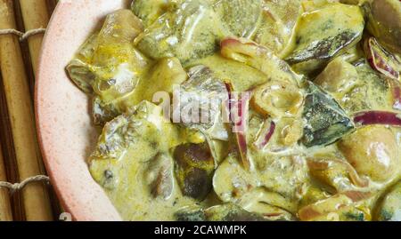 Pilzperatal, Omas Pilz Dry Curry, indische Art Rührpilze gebraten Stockfoto