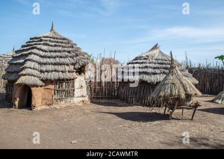 Hütten und Lebensmittelgeschäfte in einem Karamojong-Dorf, Moroto District, Uganda Stockfoto