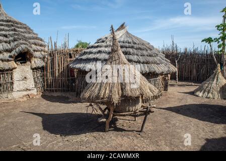 Hütten und Lebensmittelgeschäfte in einem Karamojong-Dorf, Moroto District, Uganda Stockfoto