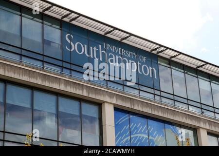 University of Southampton Sign, Guildhall Square, Southampton, England, Großbritannien, August 2020 Stockfoto