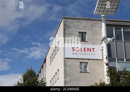 Solent University Gebäude Schild, Guildhall Square, Southampton, England, Großbritannien, August 2020 Stockfoto