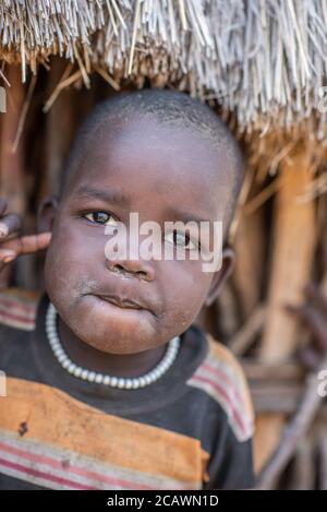 Porträt eines Karamojong-Jungen in seinem Dorf, Moroto District, Uganda Stockfoto