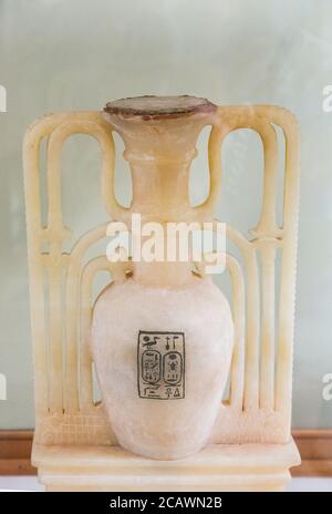 Ägypten, Kairo, Tutanchamon Alabaster, aus seinem Grab in Luxor : unguente Vase mit Kartuschen von Tutanchamun, Lotus- und Papyrusblüten. Stockfoto