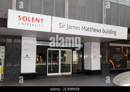 Solent University, Sir James Matthews Building, Oben Bar Street, Southampton, England, Großbritannien, August 2020 Stockfoto