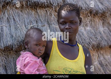 Porträt einer jungen Karamojong-Mutter mit ihrem Kind, Moroto District, Uganda Stockfoto