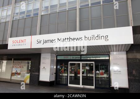 Solent University, Sir James Matthews Building, Oben Bar Street, Southampton, England, Großbritannien, August 2020 Stockfoto