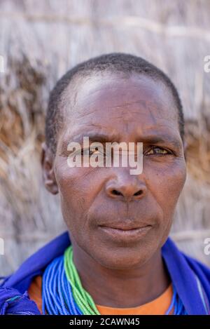 Nahaufnahme einer Karamojong-Frau in ihrem Dorf, Bezirk Moroto, Uganda Stockfoto