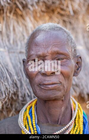 Nahaufnahme einer Karamojong-Frau in ihrem Dorf, Bezirk Moroto, Uganda Stockfoto