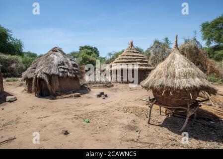 Hütten und Lebensmittelgeschäfte in einem Karamojong-Dorf, Moroto District, Uganda Stockfoto