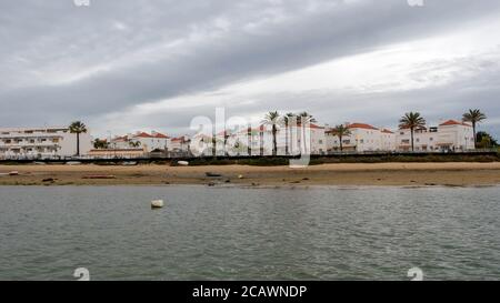 Malerische kleine Stadt am Ufer des Atlantischen Ozeans Stockfoto