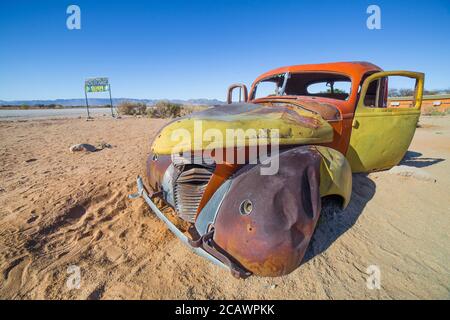 Verlassene Oldtimer in Solitaire, einer einsamen Siedlung 80km nördlich von Sesriem in der Region Khomas in der Nähe des Namib-Naukluft Nationalparks, Namibia Stockfoto