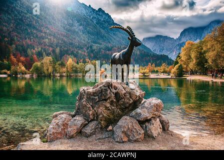 Jasna See mit dem Denkmal der Bergziege - Gämse Zlatorog vor. Nationalpark Triglav, Slowenien Stockfoto