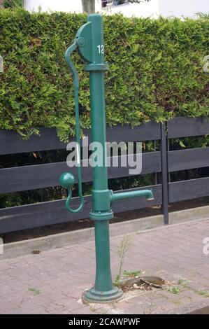 Eine Wasserpumpe am Straßenrand in Staaken, Berlin-Spandau, im Blankeneser Weg Ecke Pinneberger Weg Stockfoto