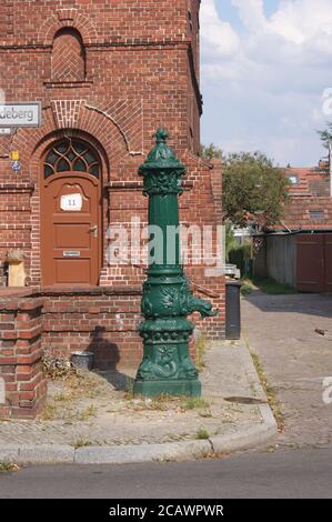 Eine Wasserpumpe am Straßenrand in Berlin-Spandau in der Gartenstadt Staaken; EINE Wasserpumpe am Straßenrand in Berlin-Spandau. Stockfoto